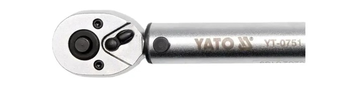 Klucz manometryczny ma napęd 1/4" i mechanizm klikowy sygnalizujący osiągnięcie momentu.